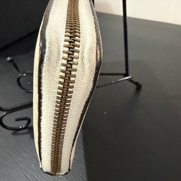 Gucci Cream Clutch with Iconic Stripe - Picture 5 of 7